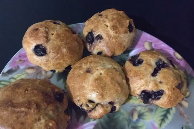 Кексы из цельнозерновой муки со смородиной