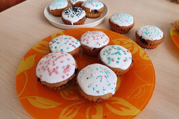 Кексы с черникой и глазурью