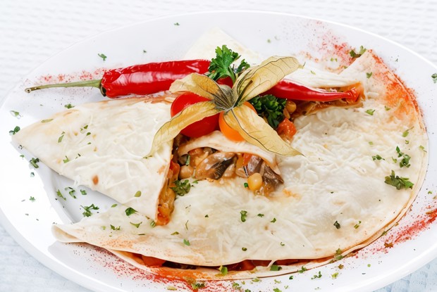 Кесадилья с цукини, черной фасолью и кукурузой