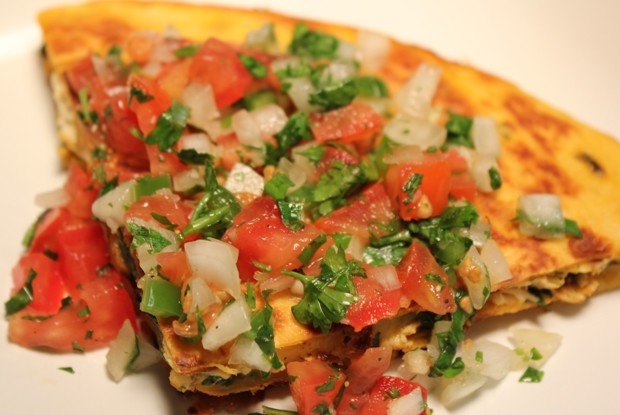 Кесадилья с курицей и пико де гайо