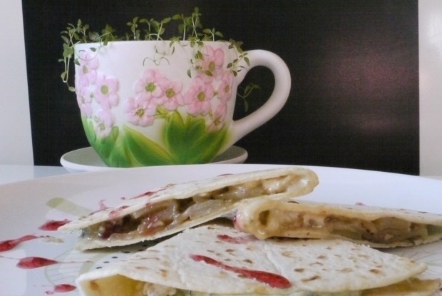 Кесадилья с грушей и сыром