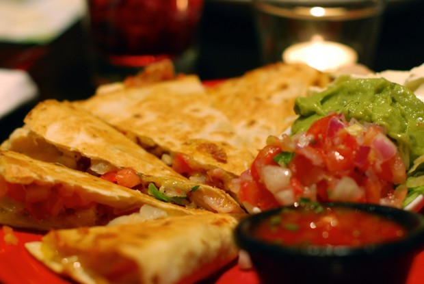 Кесадилья с курицей и беконом