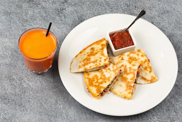 Кесадилья с курицей и шампиньонами