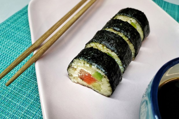 Кето-роллы из цветной капусты с лососем