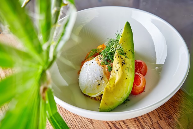 Киноа c яйцом пашот, авокадо и тыквой