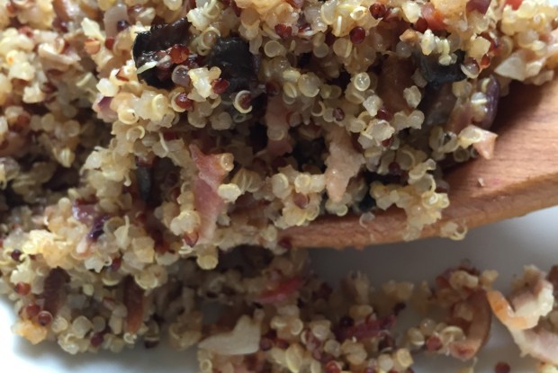 Киноа с беконом, грибами и креольскими специями