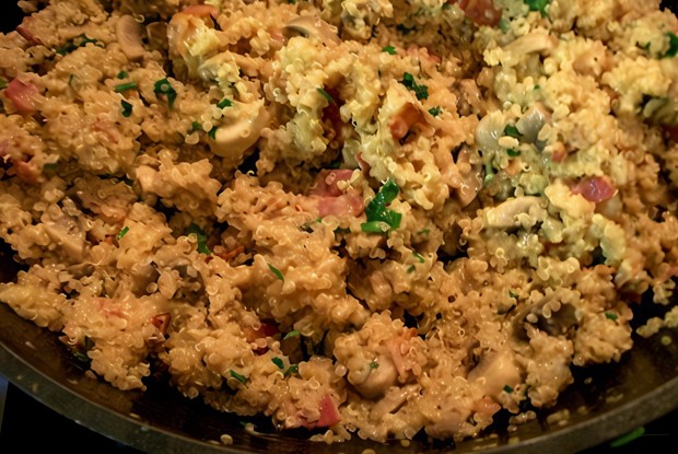 Киноа с беконом и грибами