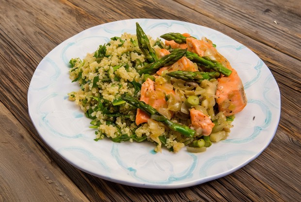 Киноа с лососем, спаржей и вешенками