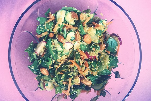 Киноа с миндалем и рукколой