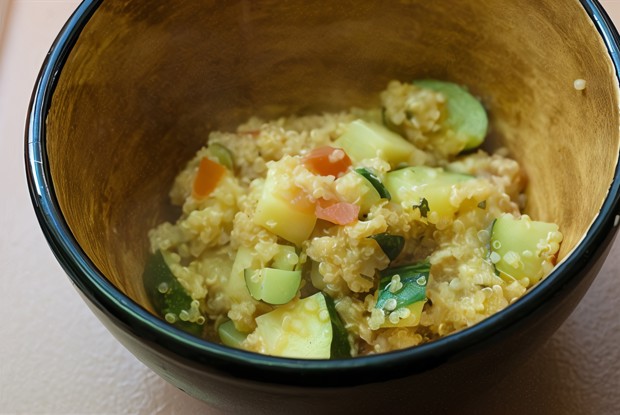 Киноа с овощами и специями