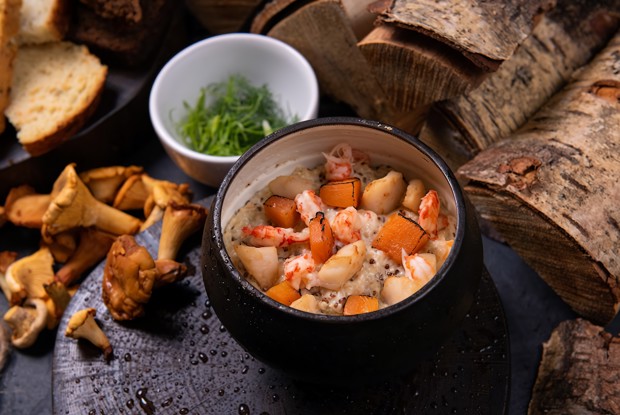 Киноа с раковыми шейками, гребешками и тыквой