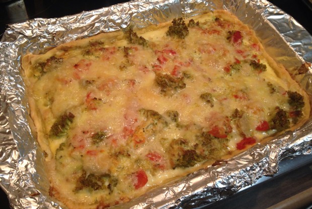 Киш с брокколи и томатами