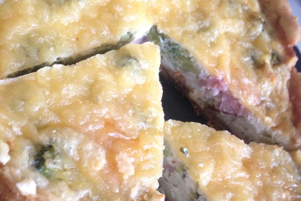 Киш с брокколи и ветчиной