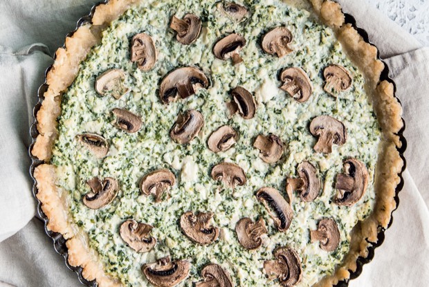 Киш с грибами и шпинатом
