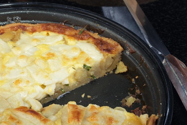 Киш с карамелизованным чесноком и травами