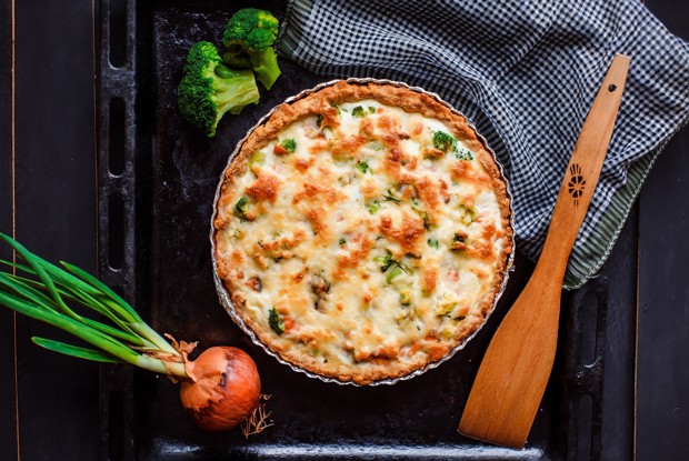 Киш с красной рыбой и брокколи