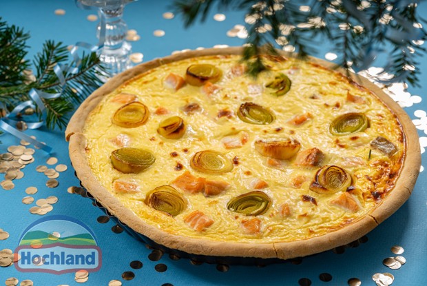 Киш с красной рыбой, креветками и луком-пореем