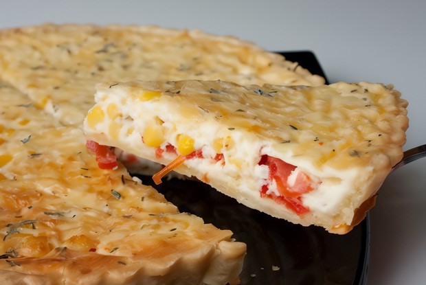 Киш с кукурузой и помидорами