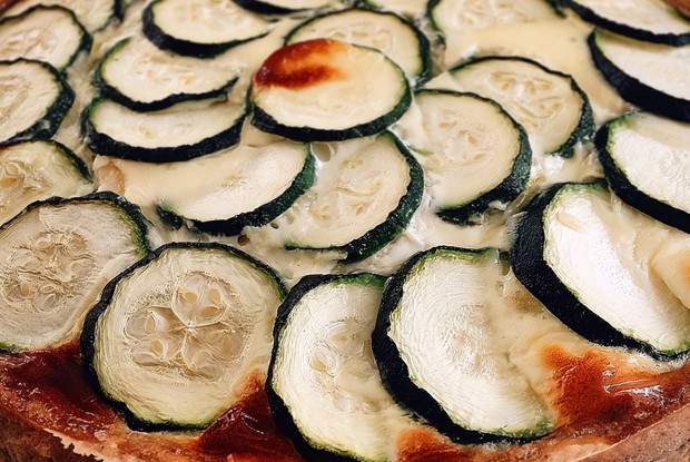 Киш с курицей, цуккини и стручковой фасолью