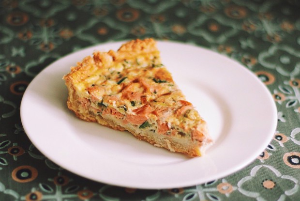 Киш с луком-пореем, цукини и семгой