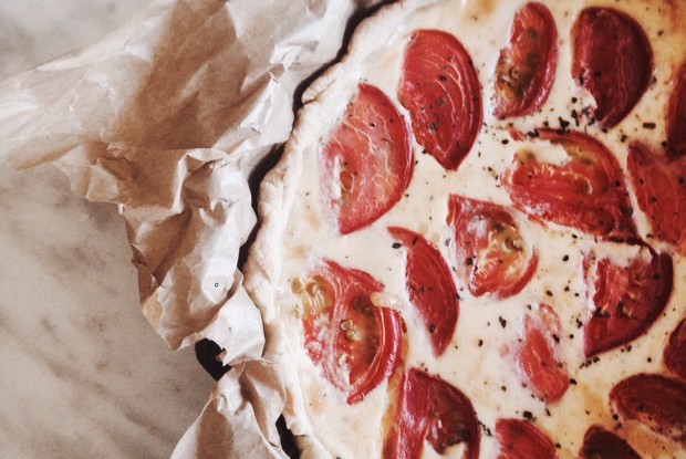 Киш с помидорами черри, базиликом и сыром