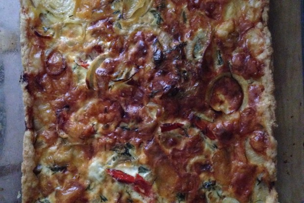 Киш с сыром, луком и томатами