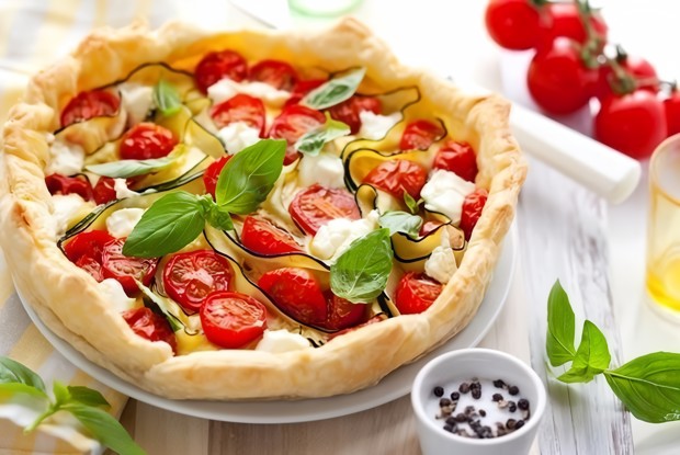 Киш с томатами, базиликом и сыром