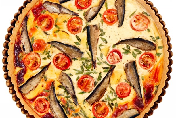 Киш со шпротами и помидорами черри