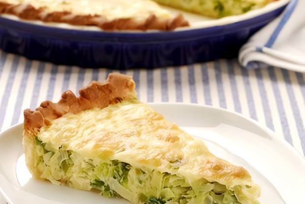 Киш со спаржей, луком-пореем и грюйером