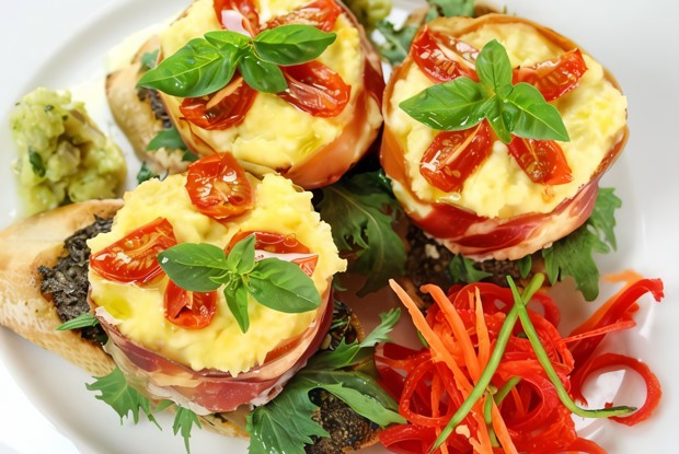 Киш в стаканчиках из прошутто