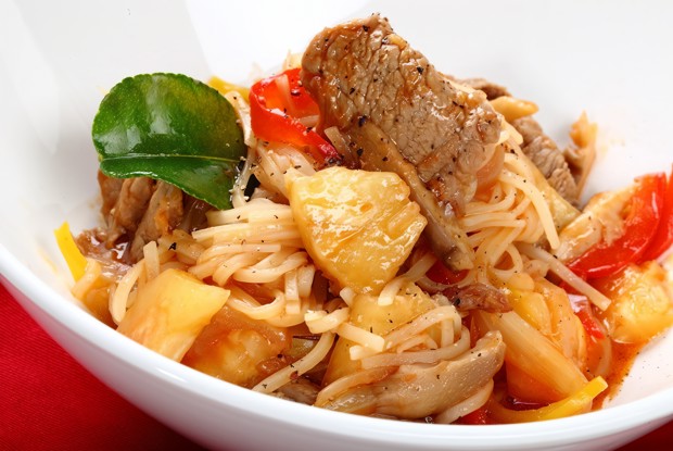 Кисло-сладкая телятина с грибами вешенками, перцем и ананасами