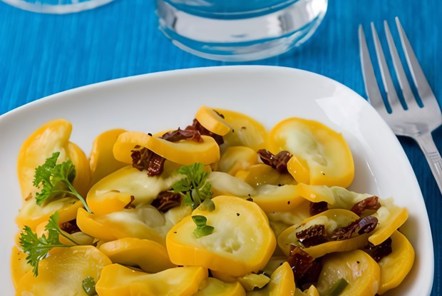 Кисло-сладкие цукини с кедровыми орешками, изюмом и мятой