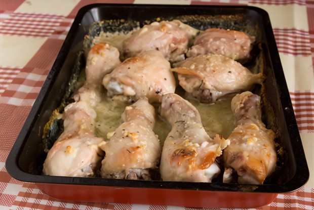 Кисло-сладкие куриные бедрышки с морковью и зеленью