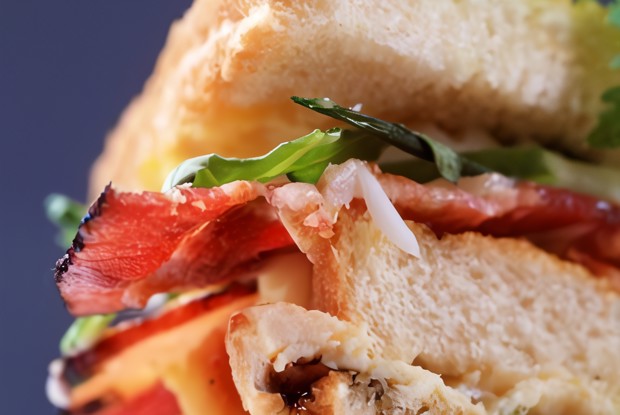 Клаб-сэндвич с сыром, беконом и авокадо