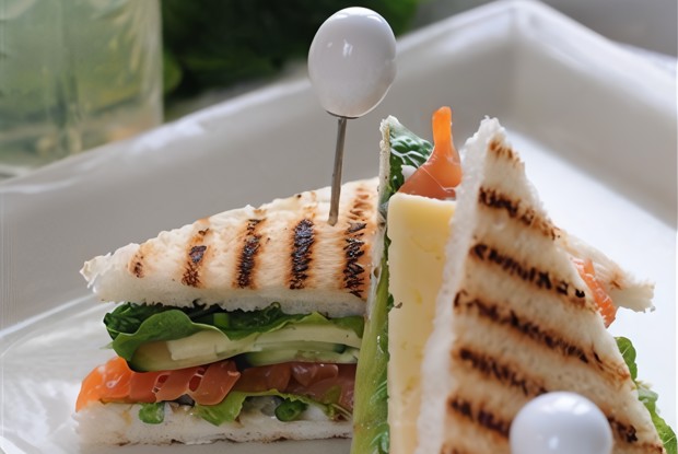 Клаб-сэндвич с сыром и рыбой