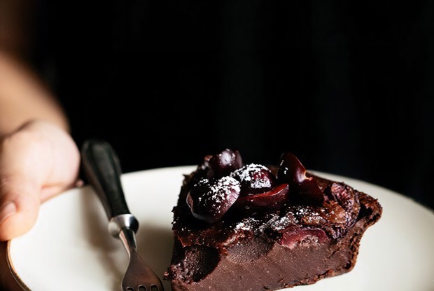 Клафути с вишней и лимонной цедрой