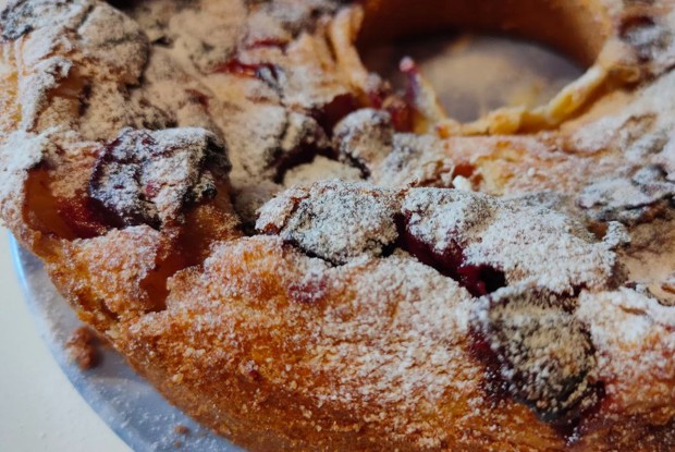 Клафути с вишней, клубникой и мороженым