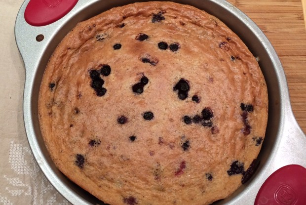 Клафути с замороженными ягодами и кокосовым молоком