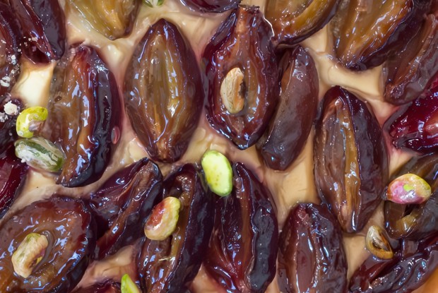 Клафути со сливами и шоколадом