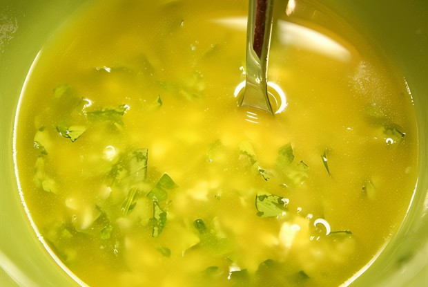 Классическая заправка из оливкового масла и чеснока