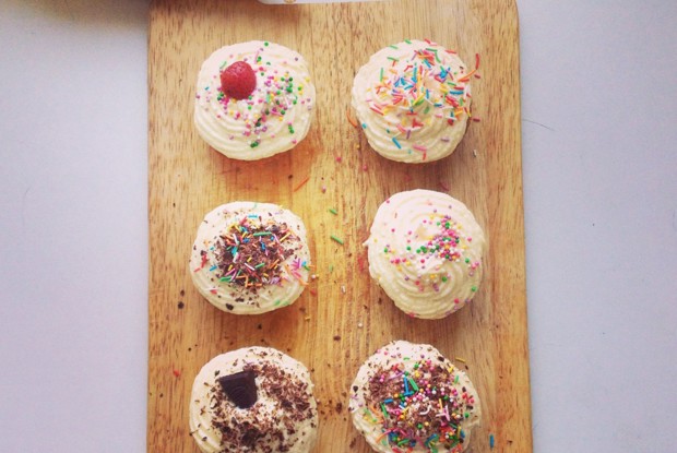 Классические капкейки с кремом из взбитых сливок