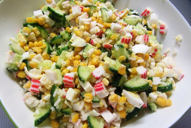 Классический крабовый салат с огурцом