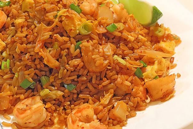 Классический жареный рис по-кантонски с курицей и креветками