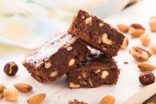 Классический брауни с темным шоколадом и орехами