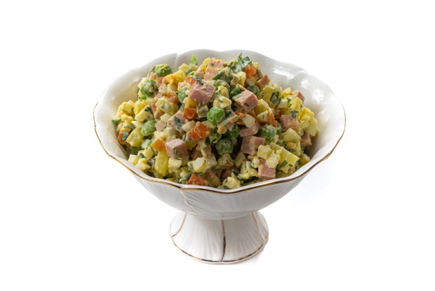 Классический оливье с колбасой