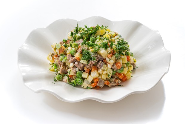 Классический оливье с мясом и яблоком