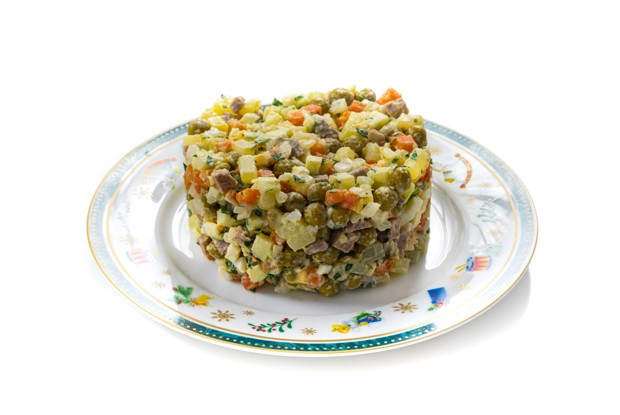 Классический оливье с языком и яблоком