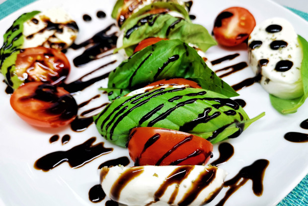 Классический салат капрезе с майораном