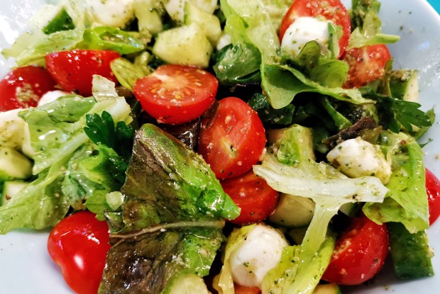 Классический салат с моцареллой и соусом песто