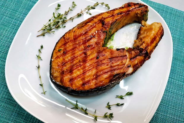 Классический стейк из красной рыбы со свежими травами